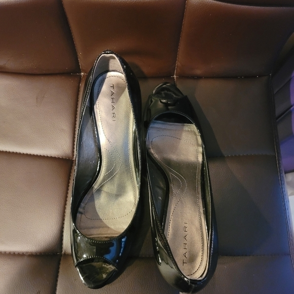 Tahari Patent Leather Peep Toes ♥️ - Picture 6 of 7